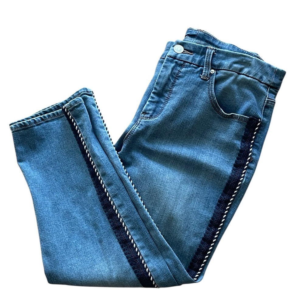 CHICO’S Girlfriend So Slimming Cropped Jean Braided Side Trim Light Wash Size 6